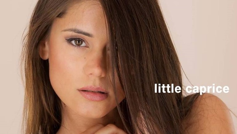 Στο προσκήνιο η Little Caprice