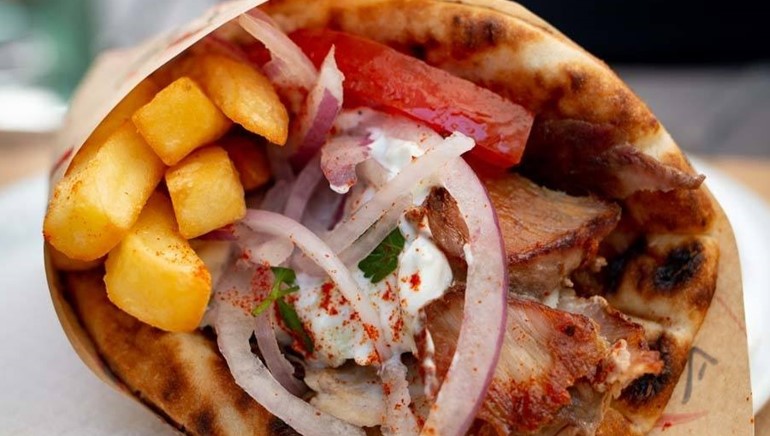 Άγγιξε τα 3€ το ελληνικό σουβλάκι